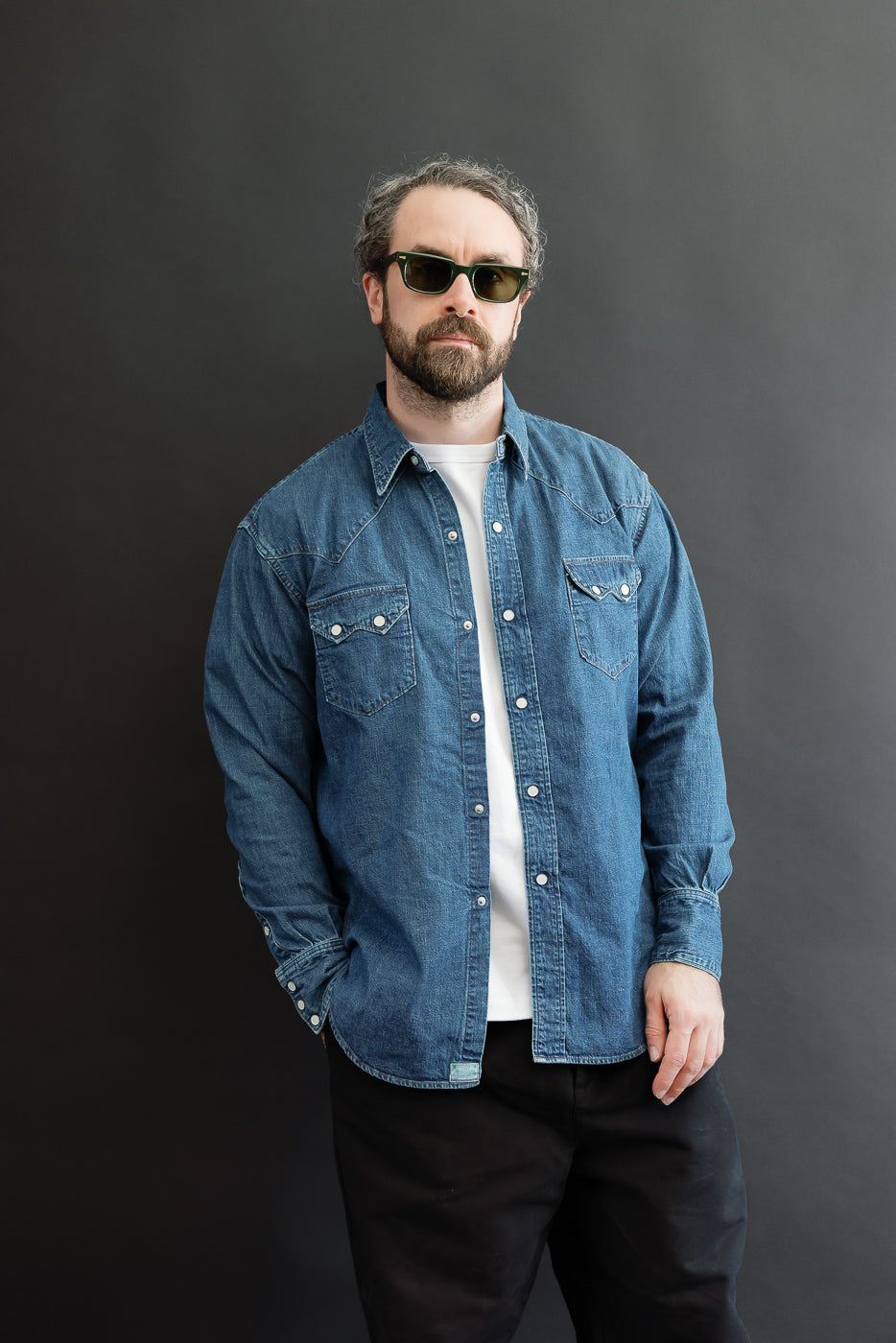 Front view of male model, 5'9