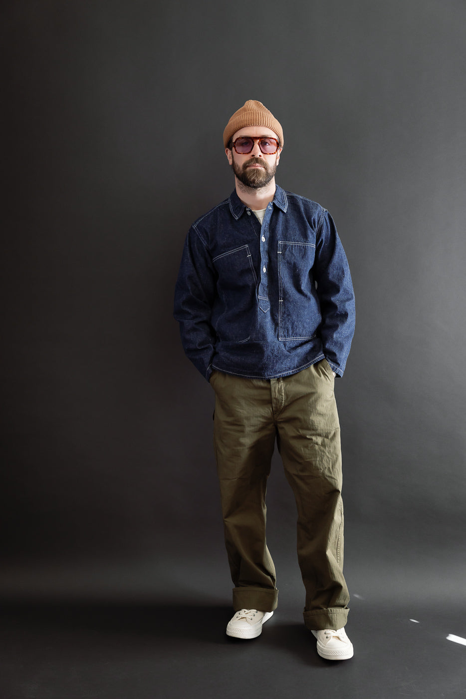 Full body front view: male model (5'9