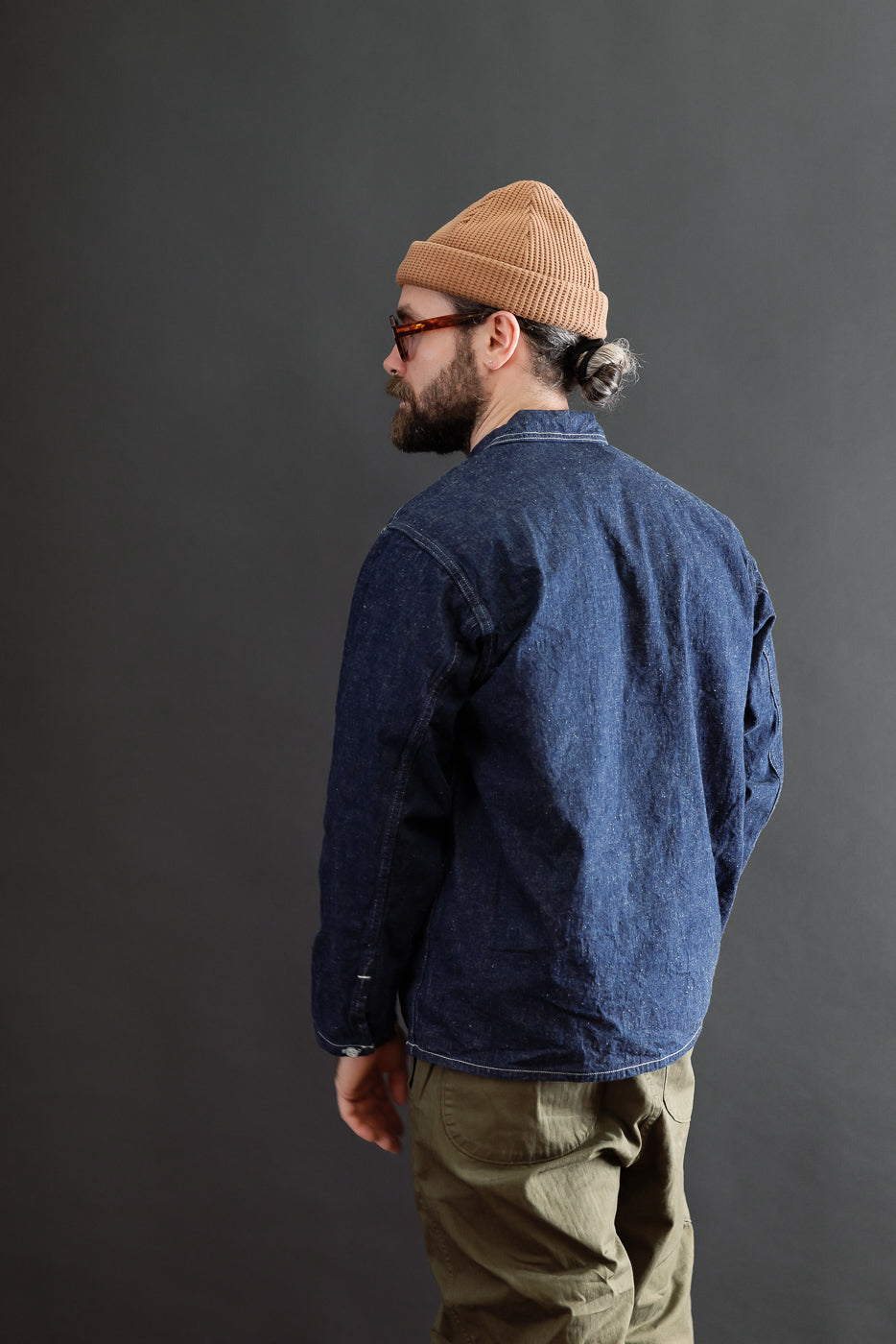 Back view of a male model, 5'9