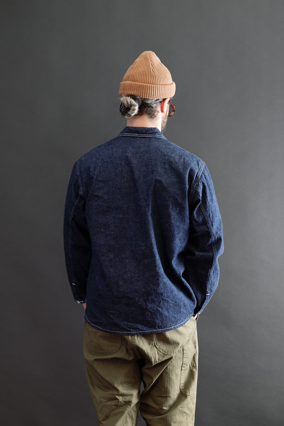 Back view of a male model, 5'9