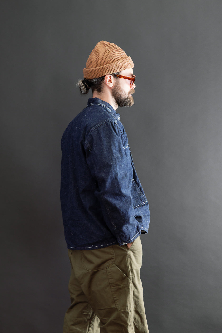 Side view of male model (5'9
