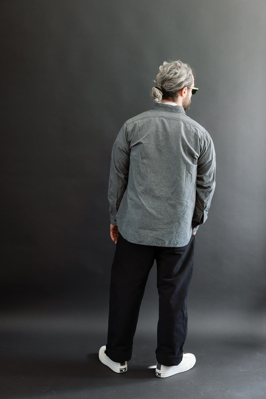 Back view, full body: Male model (5'9