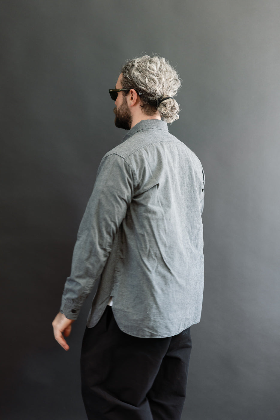 Back view of a male model, 5'9