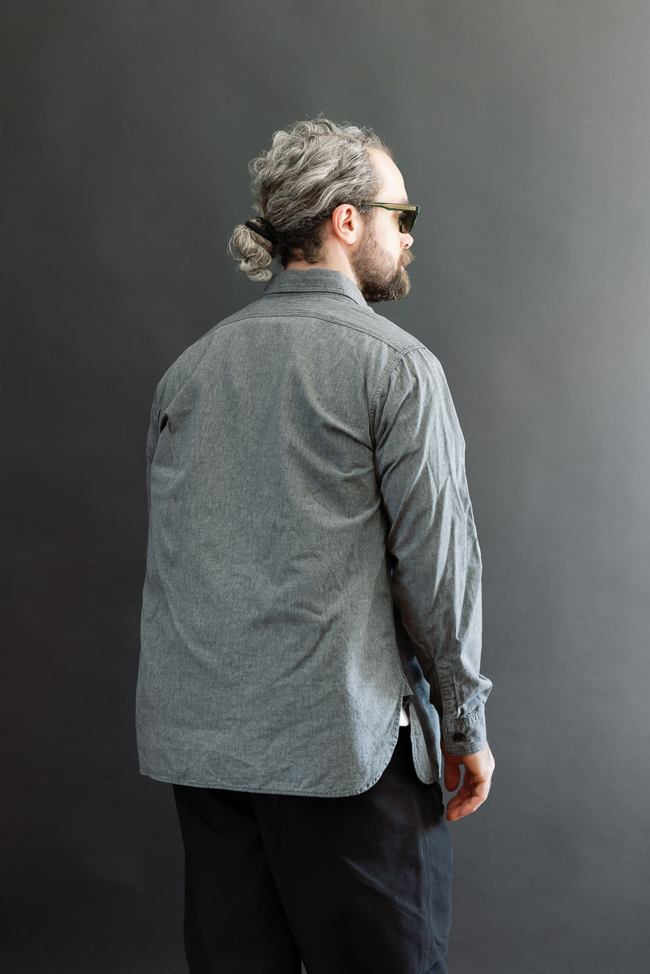 Back view of a male model, 5'9