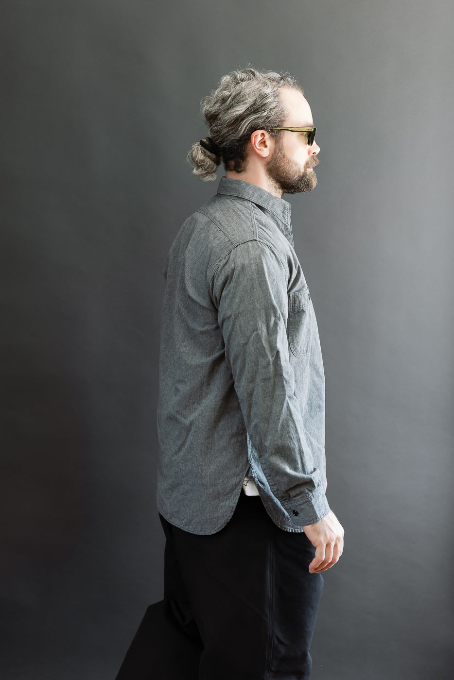 Side view of a male model (5'9