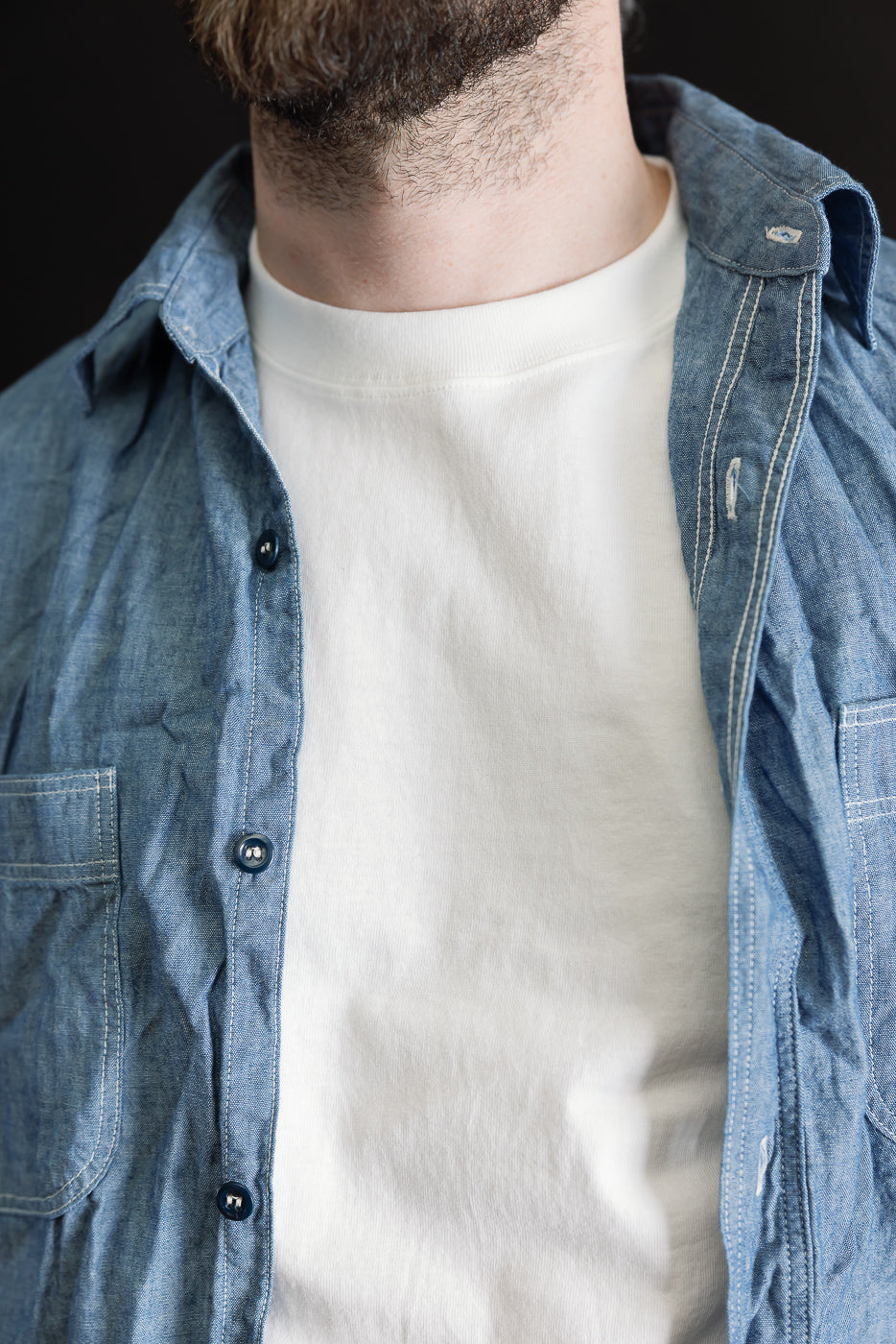 Close-up front view of male model, 5'9