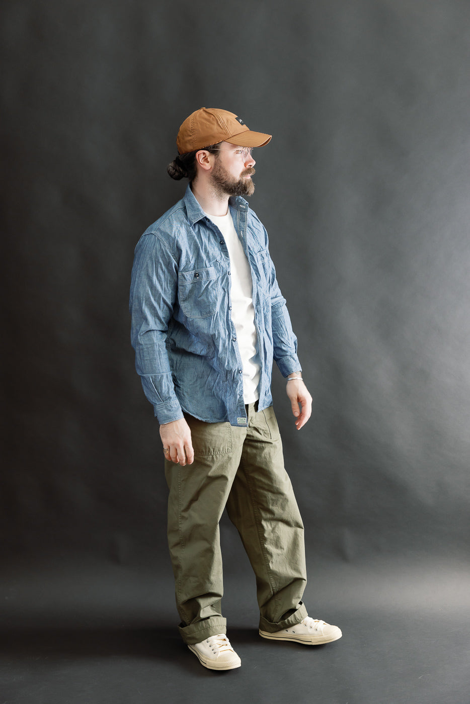 Full body side view of male model, 5'9
