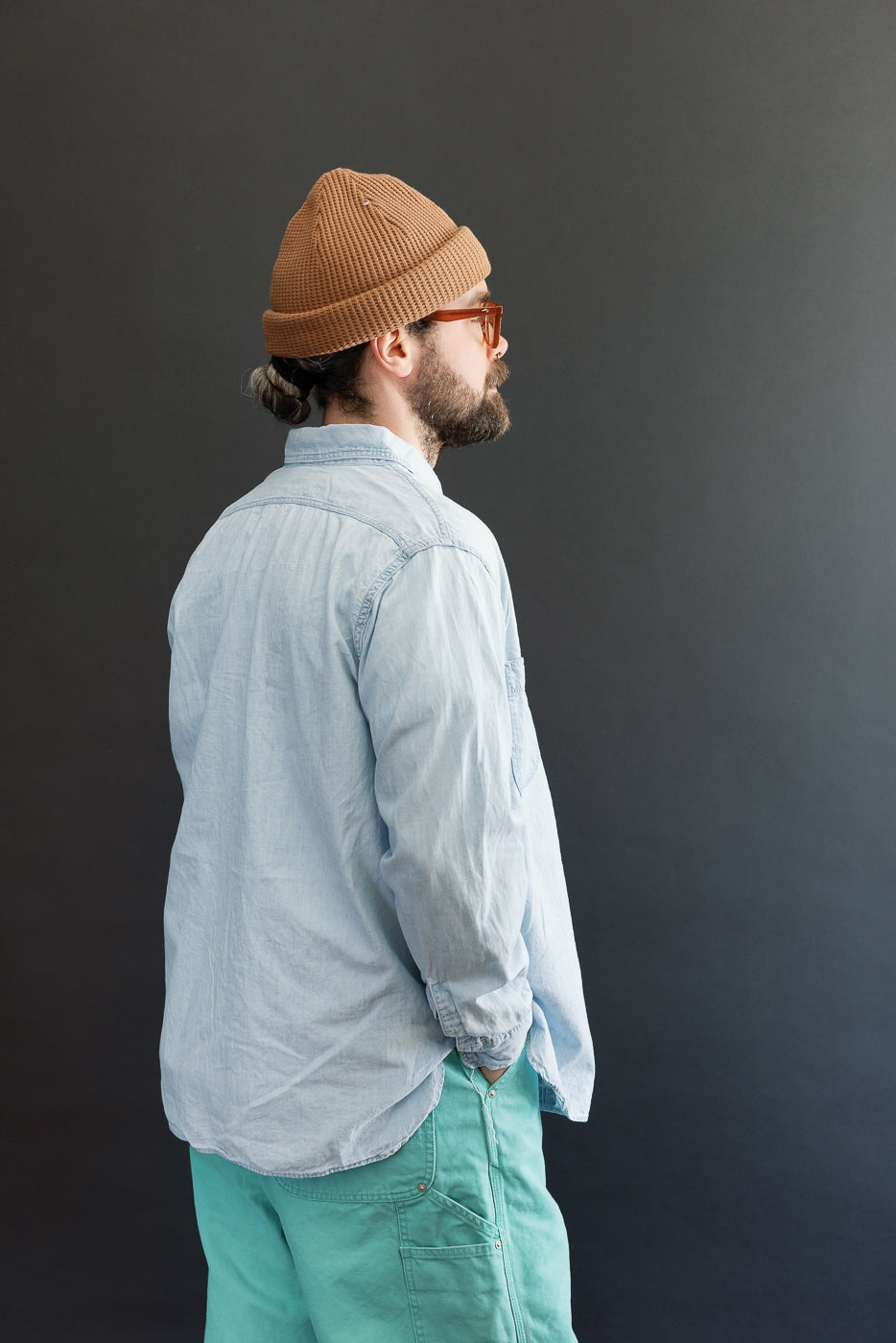 Side view of male model 5'9