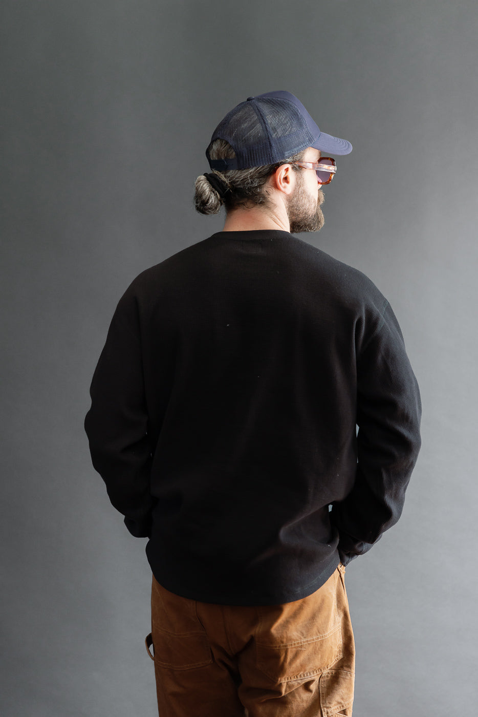 Back view of a male model (5'9