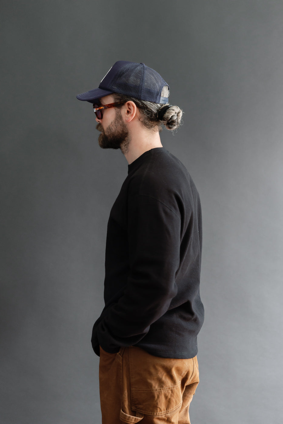 Side view of a male model (5'9