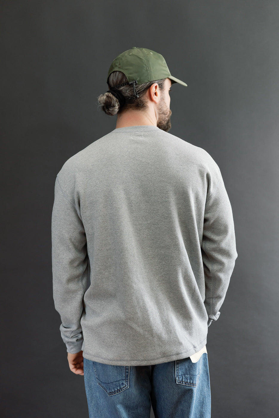 Back view of a male model, 5'9