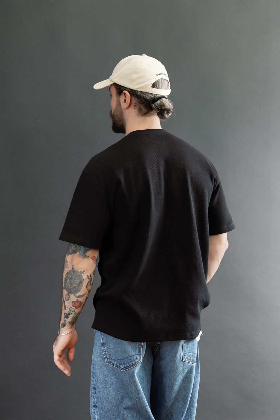 Back view of a male model, 5'9