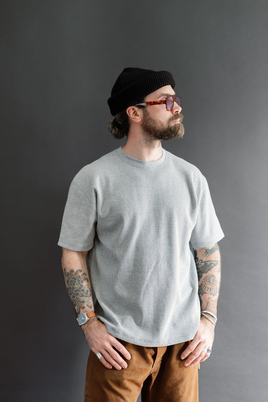 Front view of a male model, 5'9
