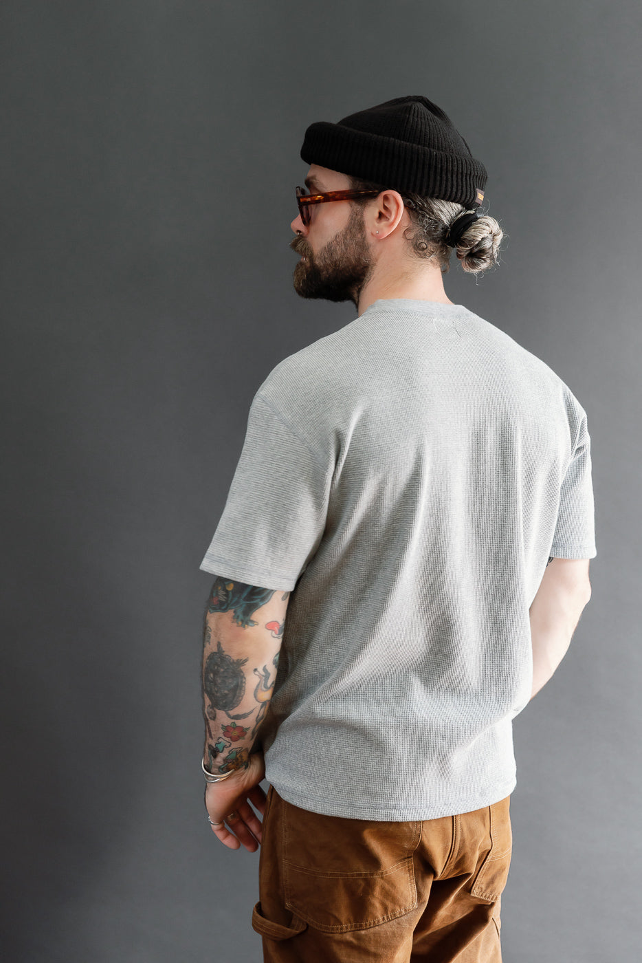 Back view of a male model (5'9
