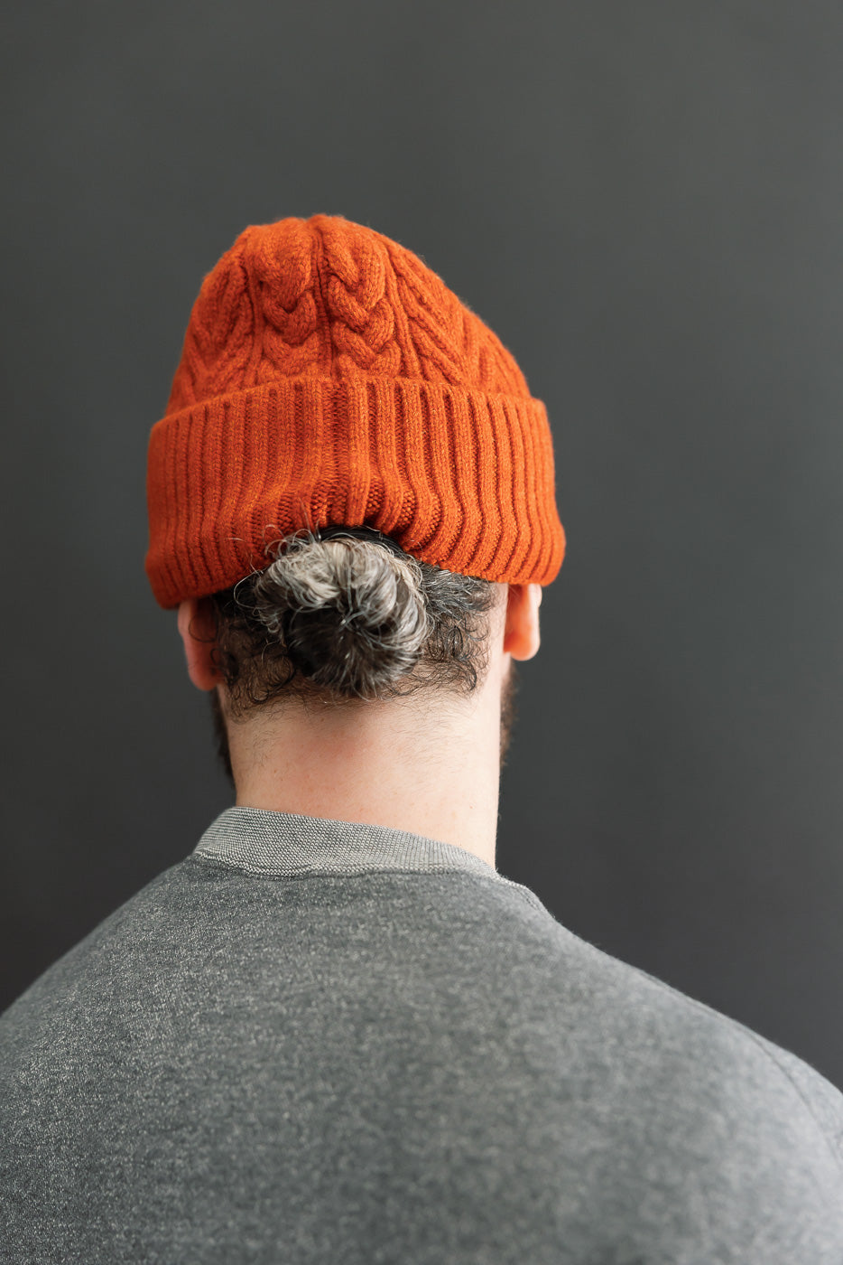 Back close-up of a male model (5'9