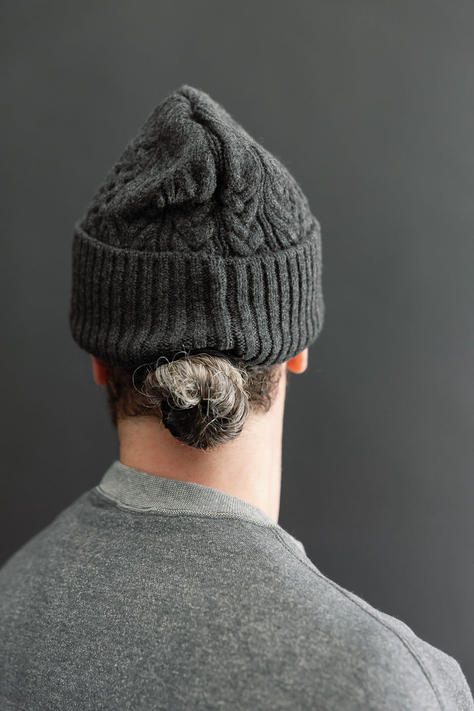 Close-up back view of a male model (5'9
