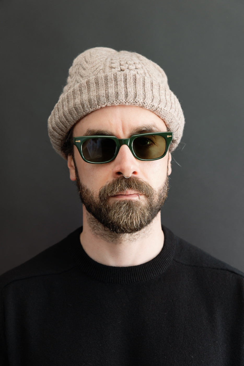 Close-up front view of a male model (5'9