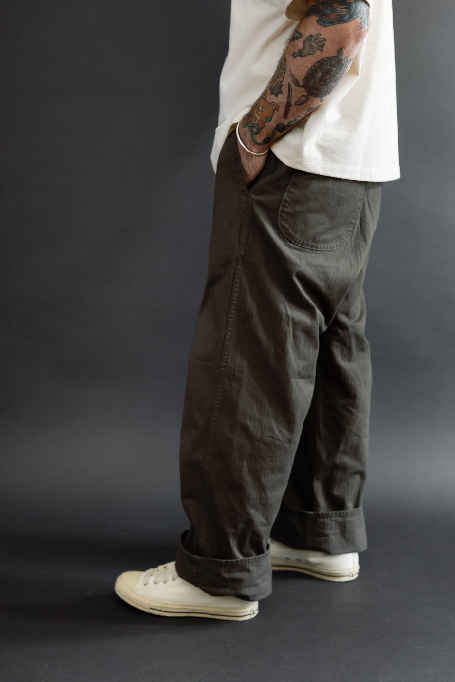 Side view of male model (5'9