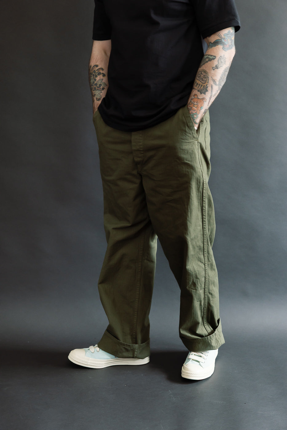 Front view, full-body of male model 5'9