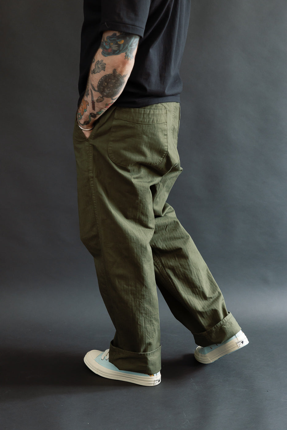 Side view, male model 5'9