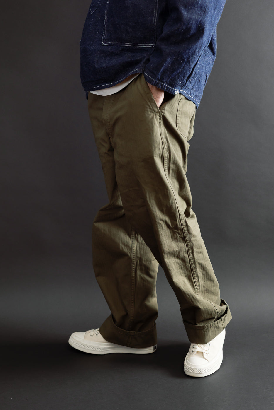 Full body side view of male model, 5'9