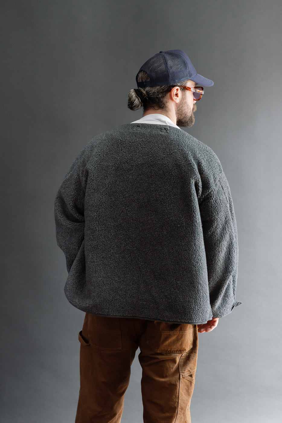 Back view of a male model, 5'9