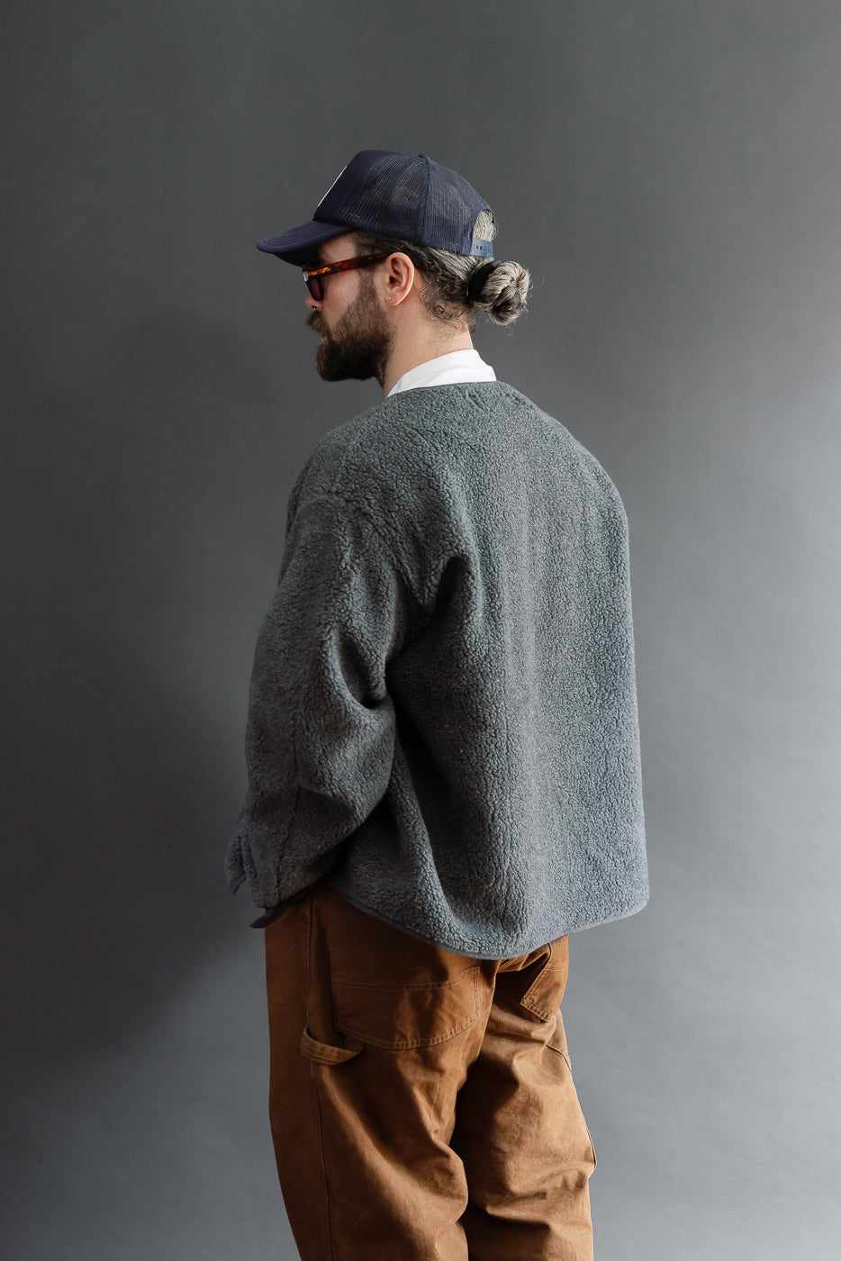 Back view of a male model, 5'9
