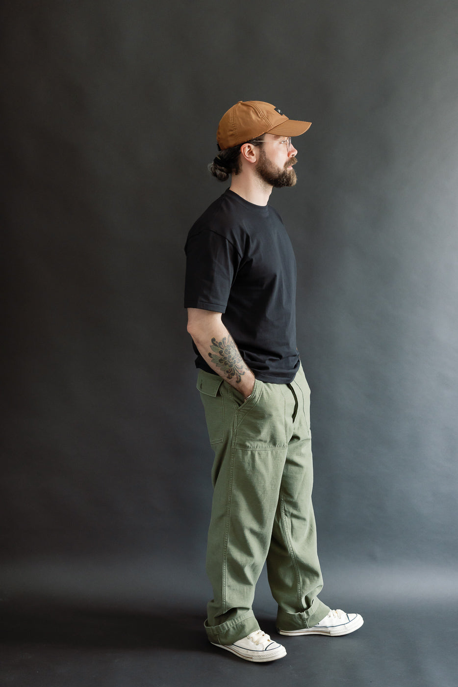 Full body side view of male model, 5'9
