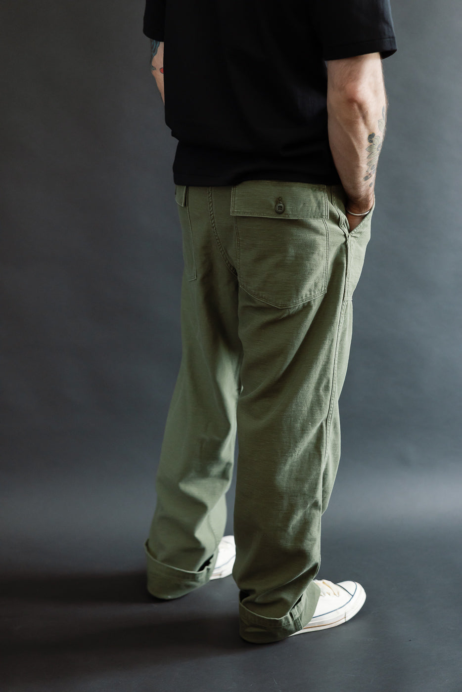 Rear view close-up of male model 5'9