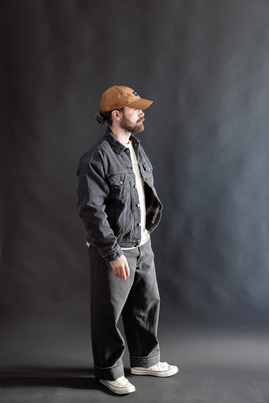 Full body side view of male model, 5'9