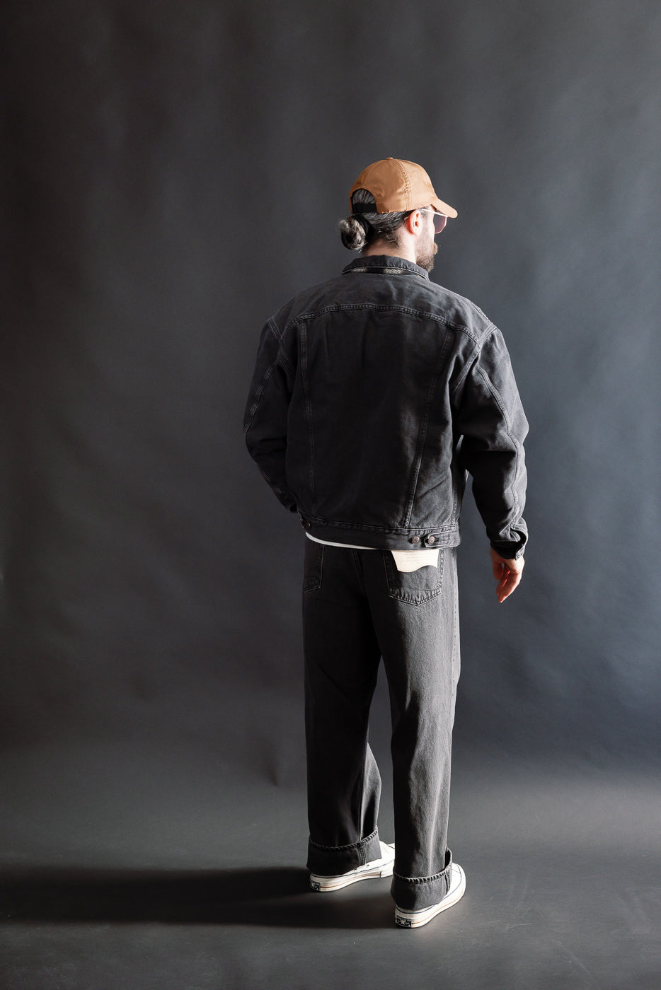 Full-body back view of male model 5'9