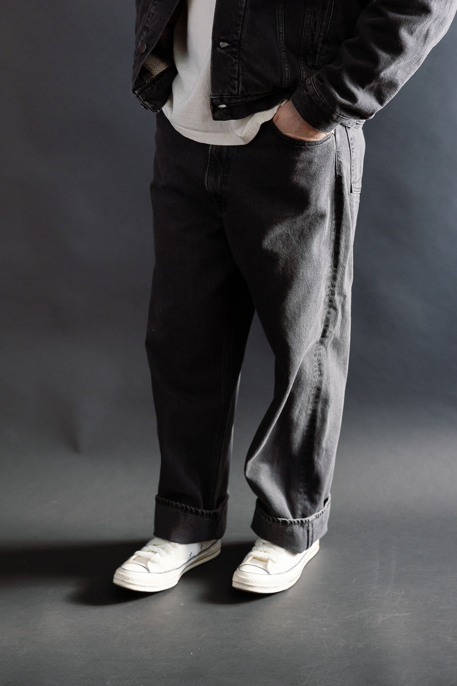 Front view, mid-length shot of male model 5'9