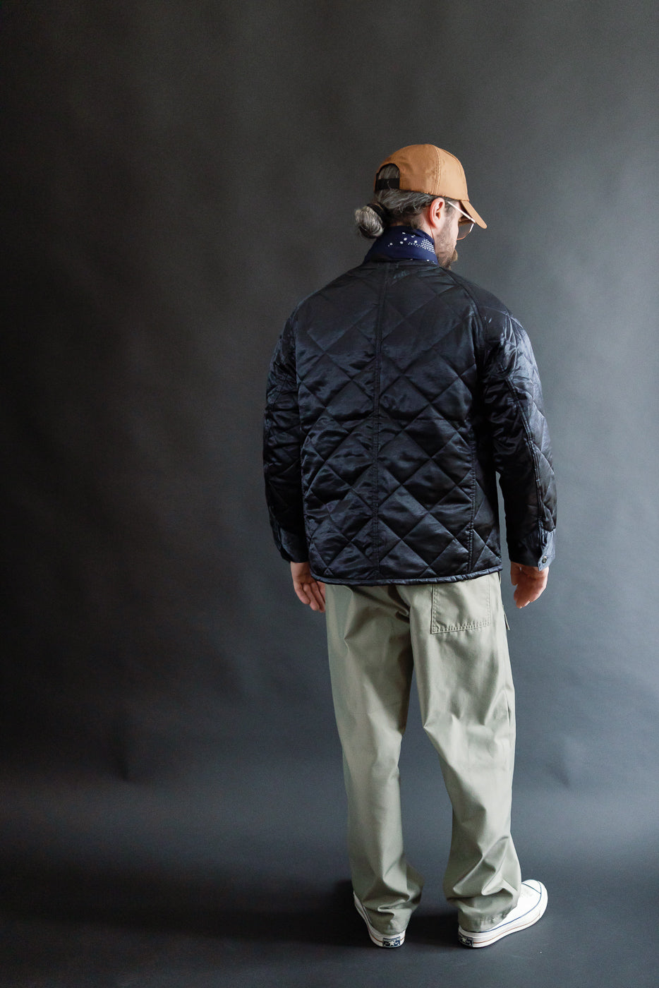 Full body back view of male model, 5'9