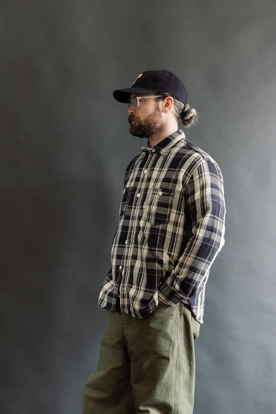 Side view of male model, 5'9