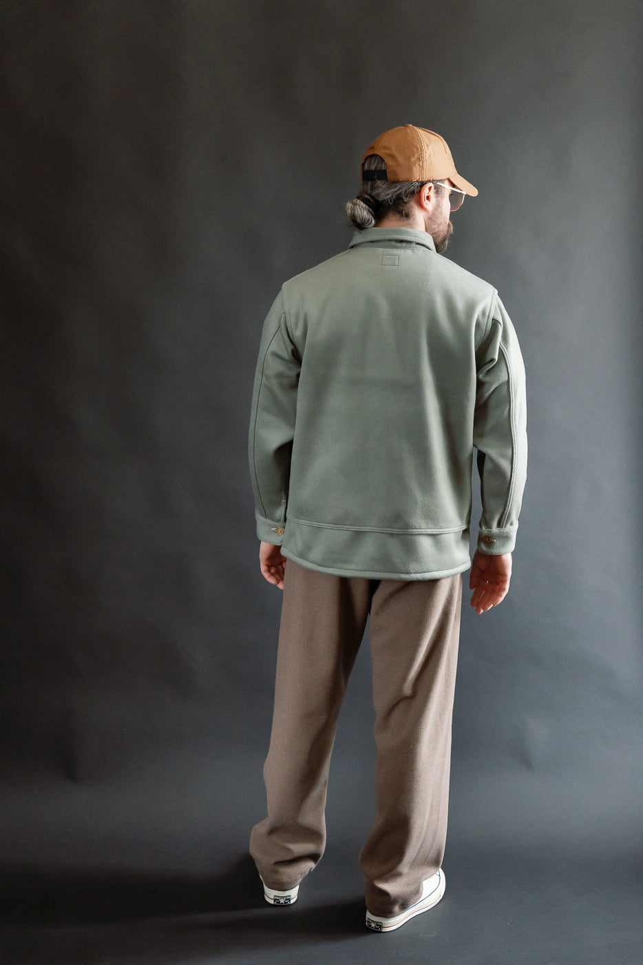 Full body rear view of male model, 5'9