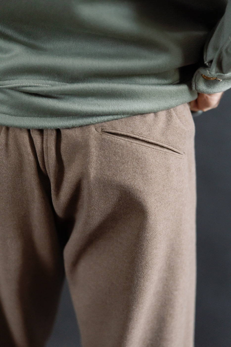Close-up of Post Coach Pants in supersoft sweat cloth mouton, male model side pocket detail, Dant