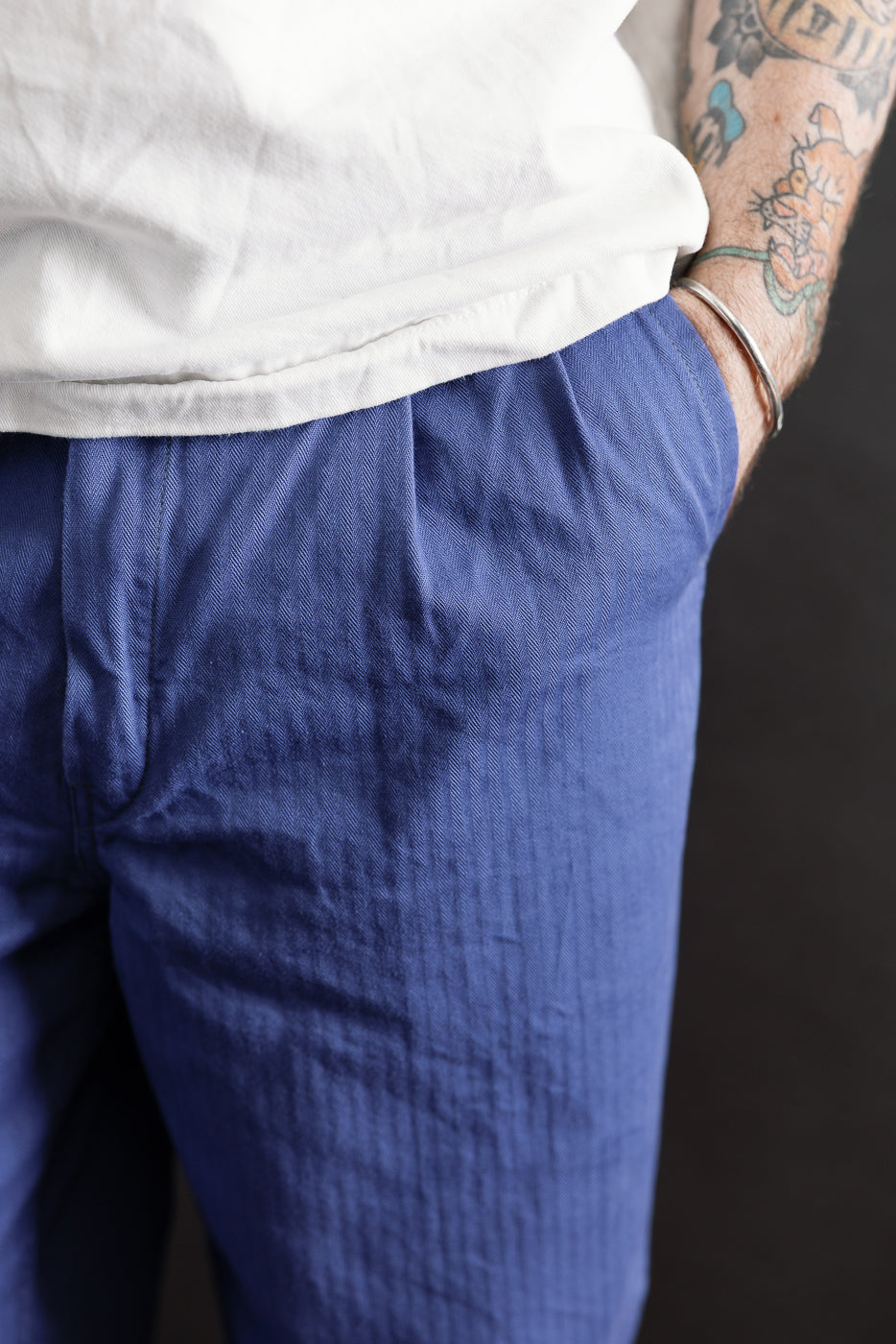 Close-up front view of male model, 5'9