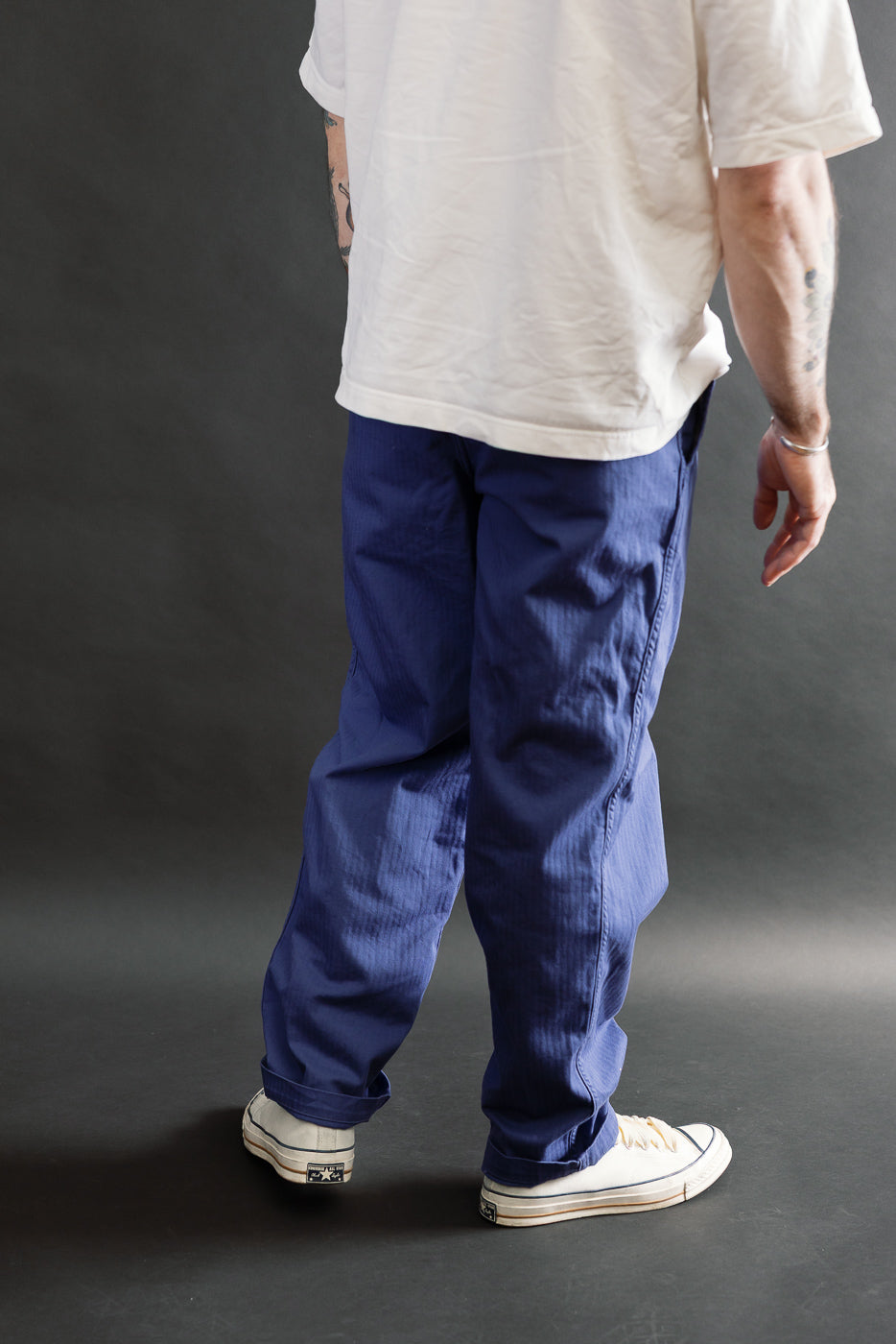 Full body back view of male model 5'9