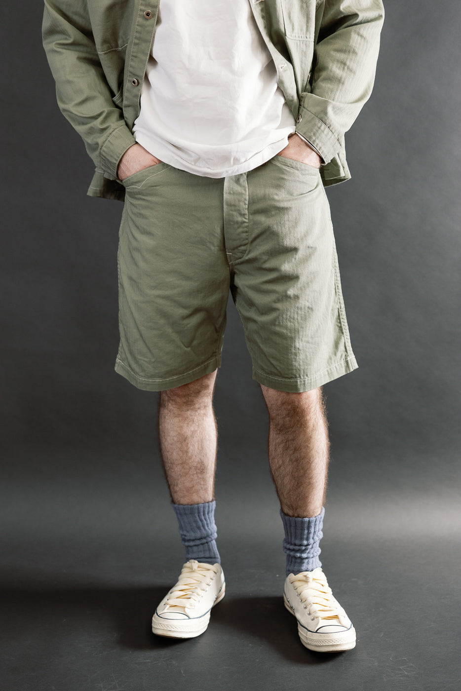 Front view, male model 5'9