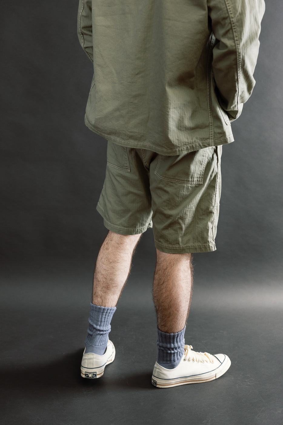 Back view, male model 5'9