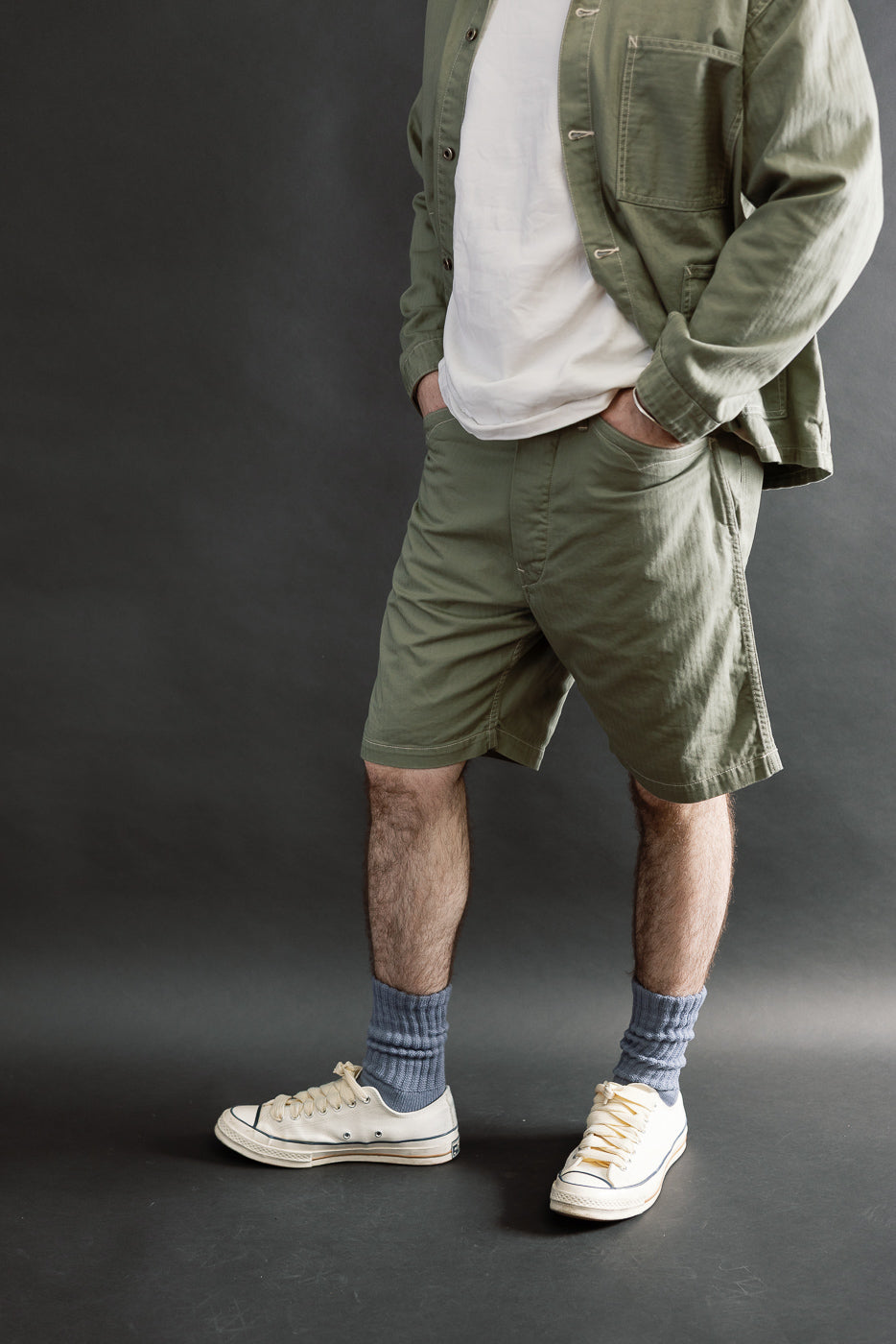 Front view, mid-length shot of male model 5'9