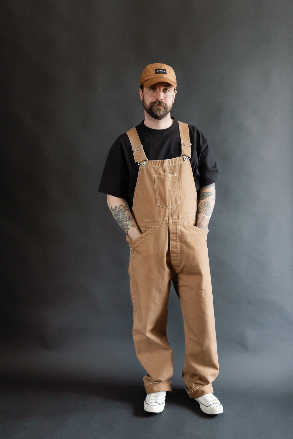 Full-body front view of male model, 5'9