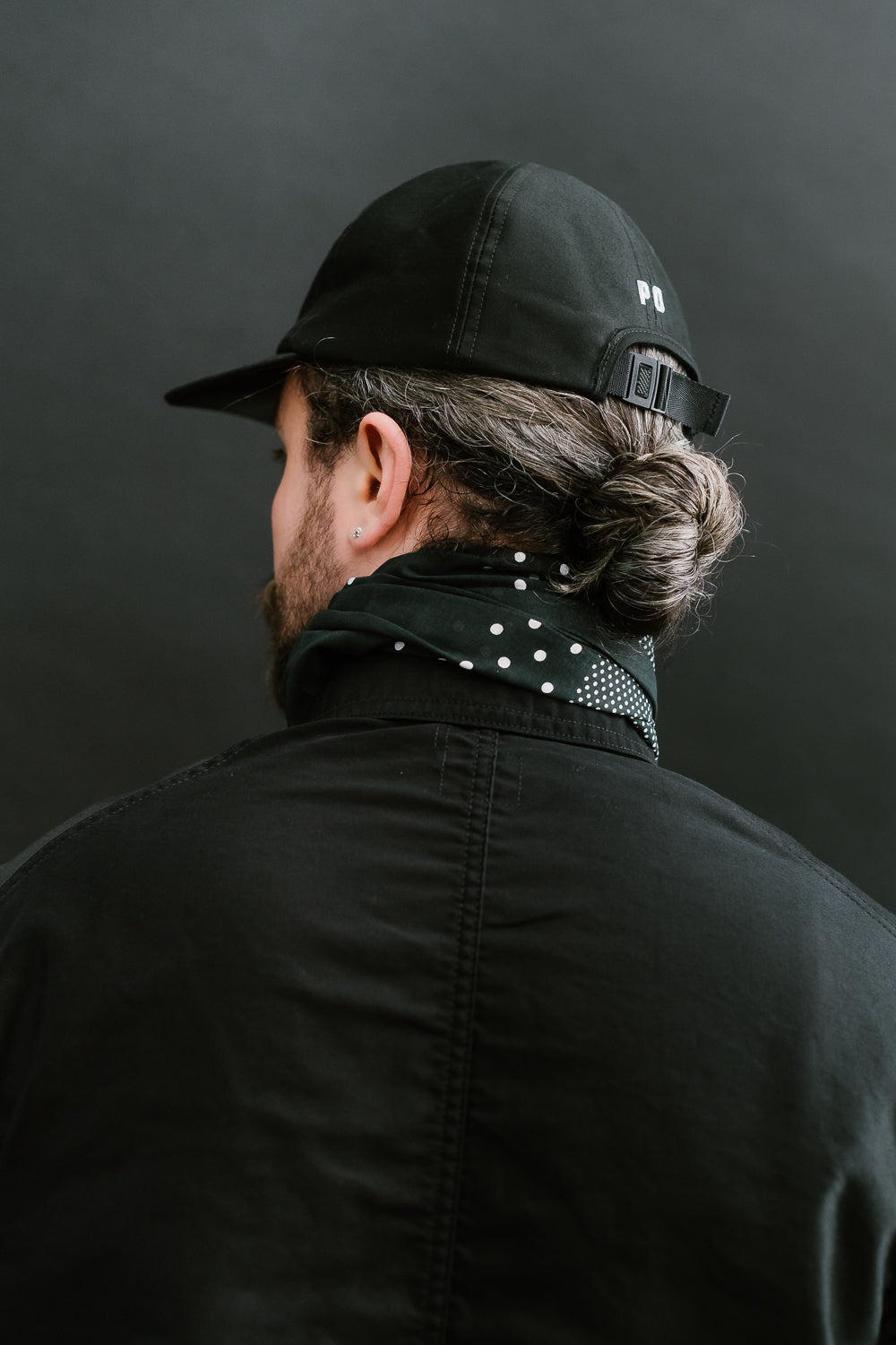 Back close-up of male model, 5'9