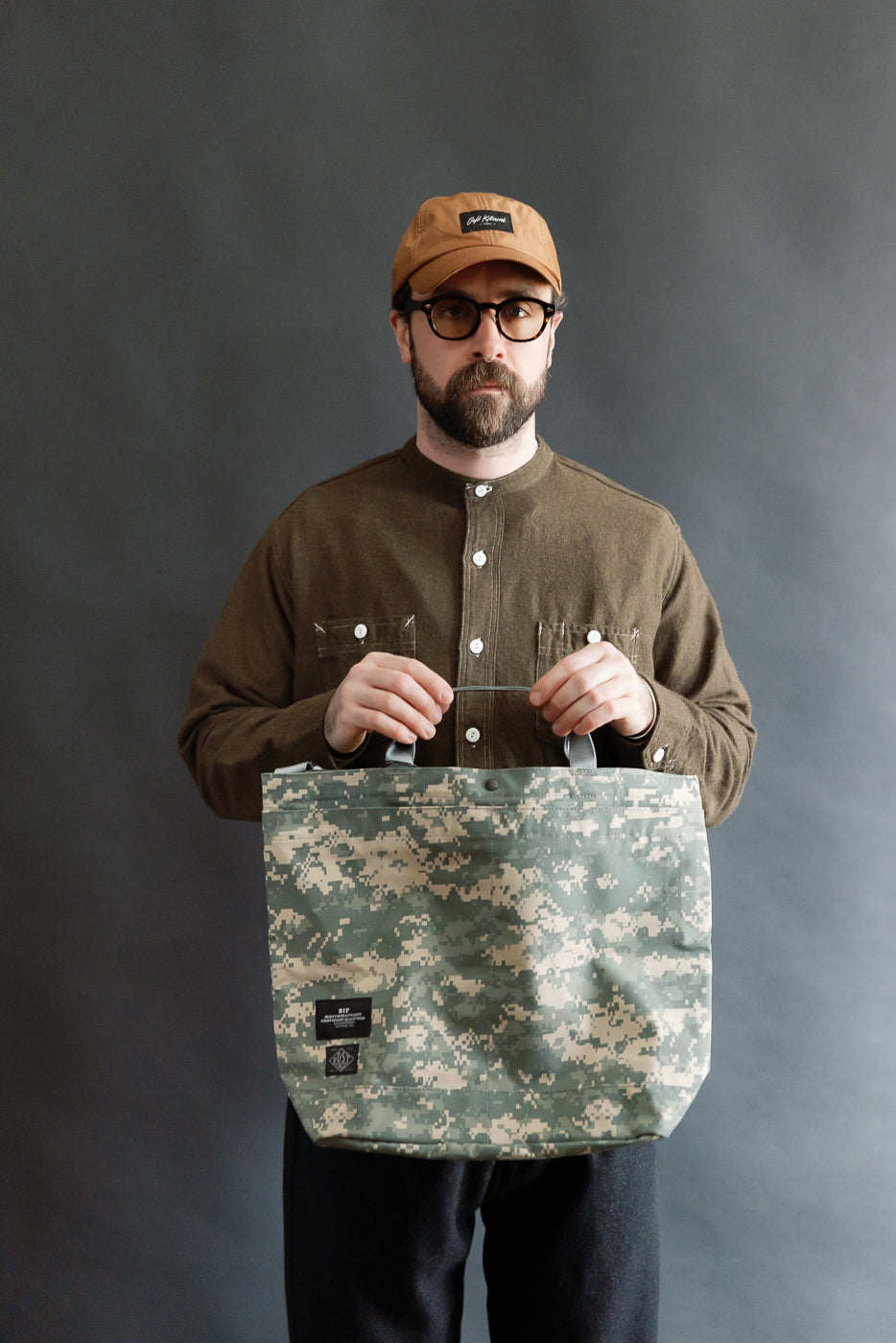 Front view, male model 5'9