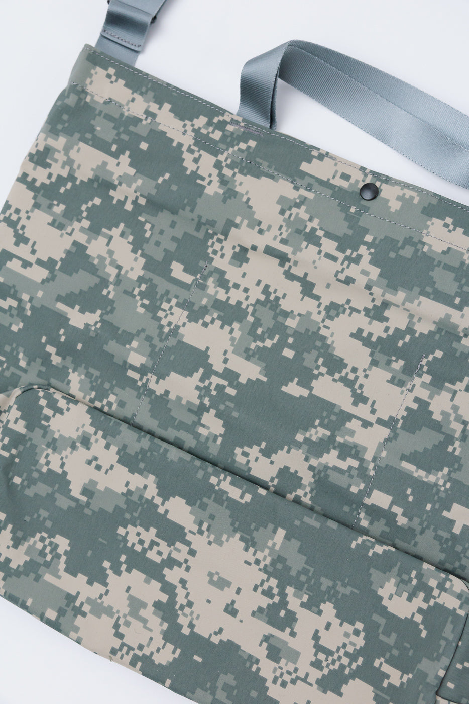 Close-up of Post O’Alls New York tote bag in desert digital camo Gore-Tex, front fabric detail, Dant