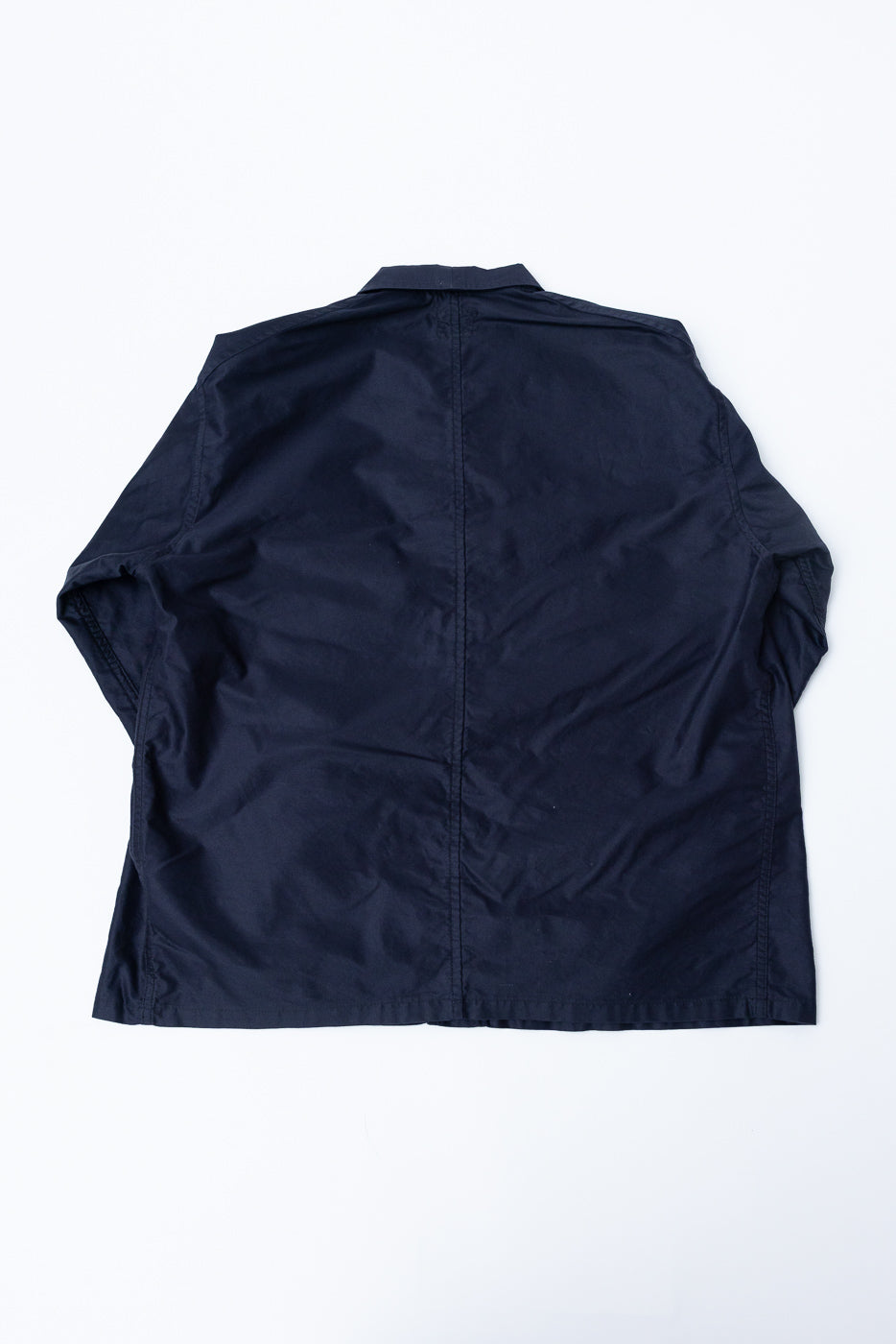 3135-LMN Post Chinois Travail 2 jacket, dark navy, featuring a relaxed, cropped fit with a rounded collar and central back seam, laid flat showcasing its workwear-inspired, culturally blended design.