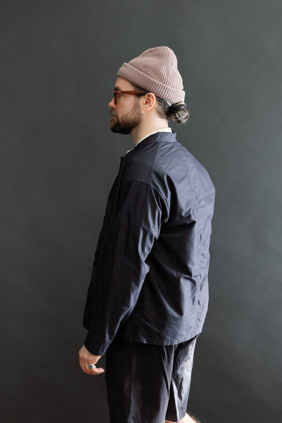 Bearded man in profile wears the 3135-LMN Post Chinois Travail 2 Light Moleskin jacket in dark navy; a cropped, relaxed fit, embodying French-Chinese workwear aesthetics with a rounded collar.