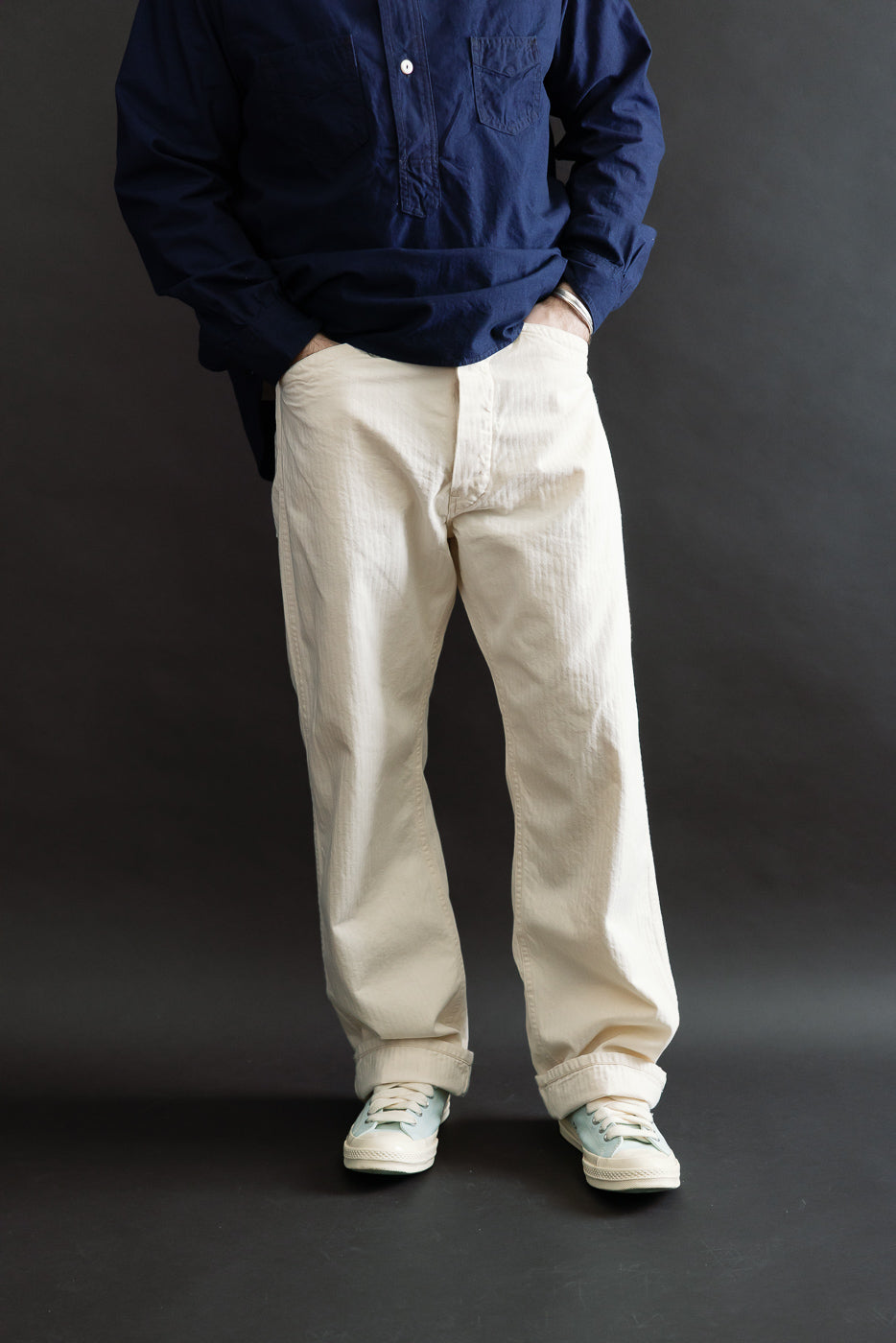 Front view, male model 5'9
