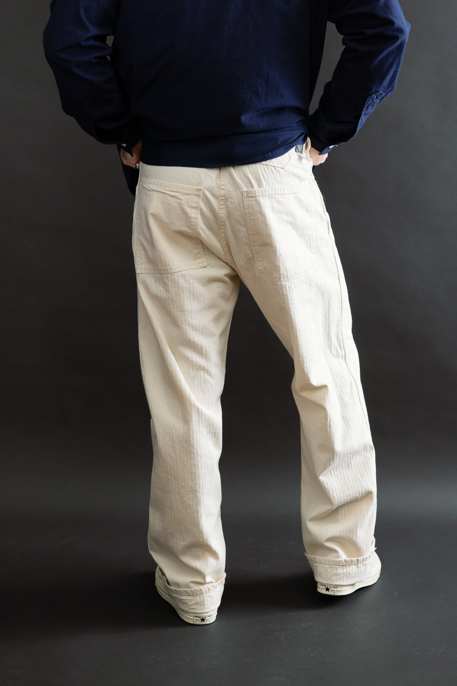 Full body rear view of male model, 5'9