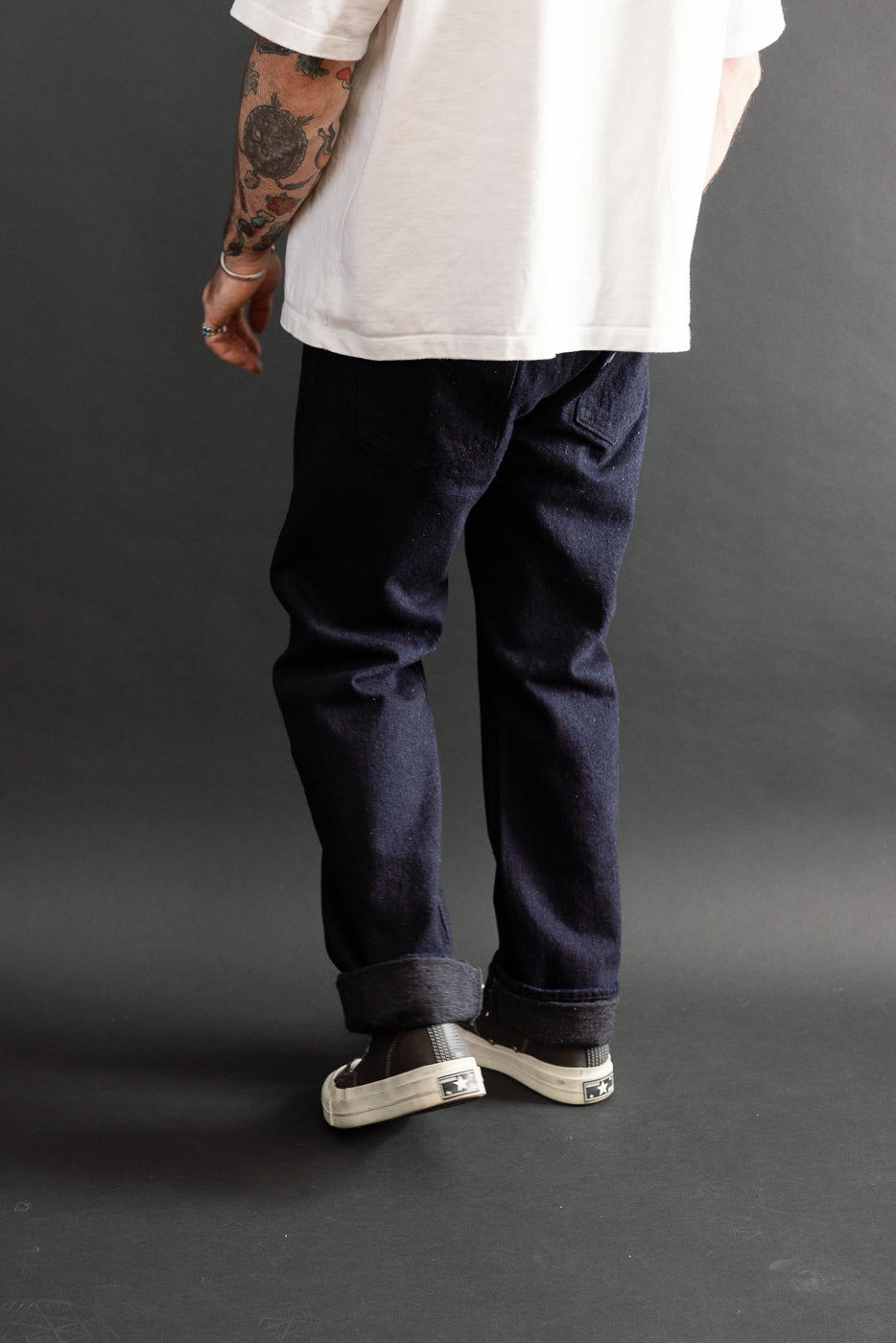 Back view of a male model (5'9